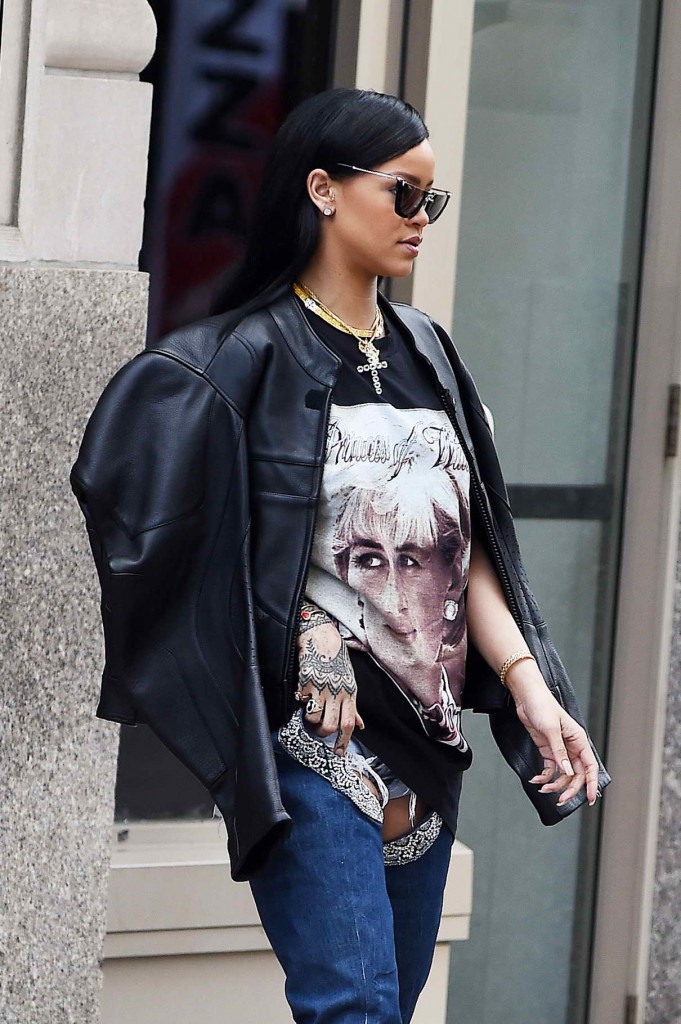 Rihanna Takes a Stroll in Soho 04/02/2016-1