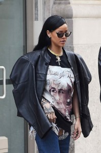 Rihanna Takes a Stroll in Soho 04/02/2016-2