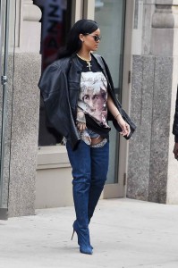 Rihanna Takes a Stroll in Soho 04/02/2016-3