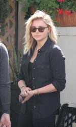 Chloe Grace Moretz Gets Lunch With Her Mom at Porta Via Restaurant in Beverly Hills 05/15/2016