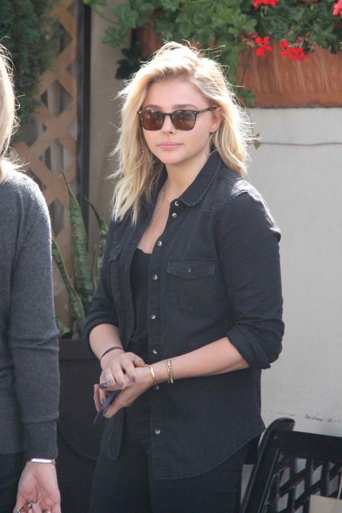 Chloe Grace Moretz Gets Lunch With Her Mom at Porta Via Restaurant in Beverly Hills 05/15/2016-1