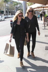 Chloe Grace Moretz Gets Lunch With Her Mom at Porta Via Restaurant in Beverly Hills 05/15/2016-4