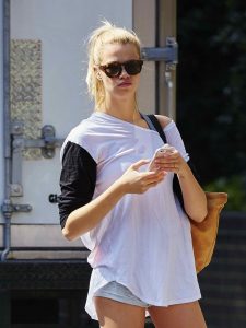 Hailey Clauson Hails for a Cab in New York 05/26/2016-2