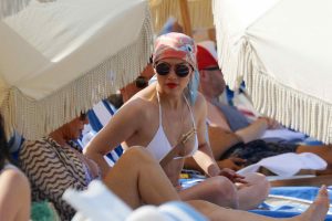 Jennifer Lopez at the Beach in Miami 05/06/2016-2