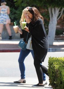 Katherine Schwarzenegger Sips a Green Tea in Melrose 05/23/2016-4