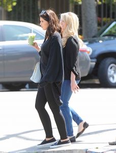 Katherine Schwarzenegger Sips a Green Tea in Melrose 05/23/2016-5