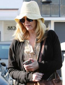 Lisa Kudrow Was Seen in West Hollywood 05/27/2016-2