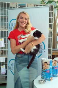 Busy Philipps Visits an Animal Shelter in New York City 06/29/2016-2