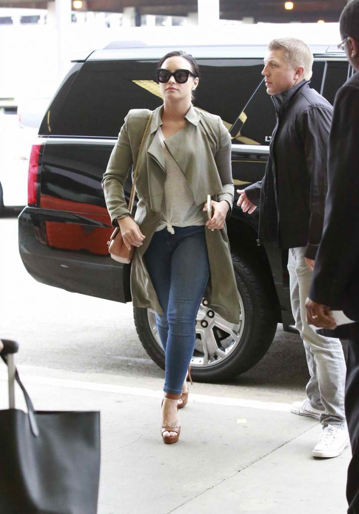 Demi Lovato at LAX Airport in Los Angeles 06/15/2016-1