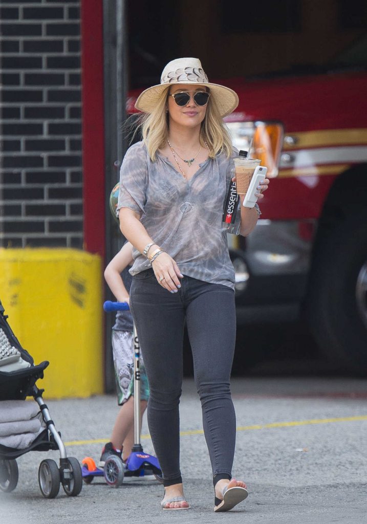 Hilary Duff Catches a Cab in New York City 06/29/2016-1