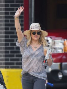 Hilary Duff Catches a Cab in New York City 06/29/2016-5