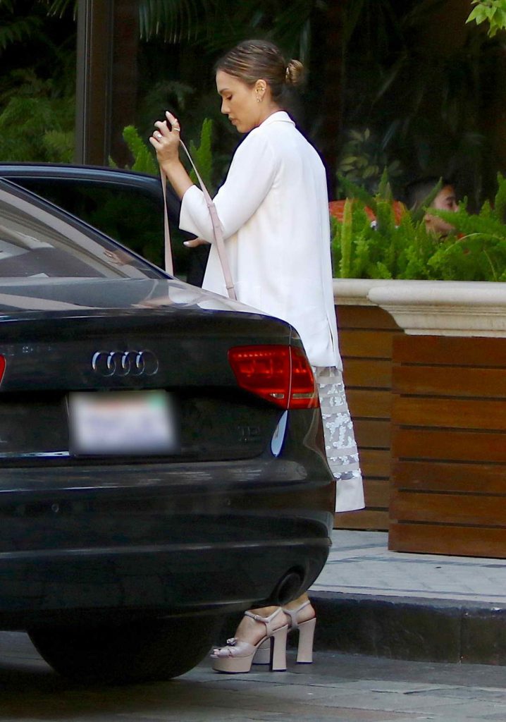 Jessica Alba Was Seen at the Four Seasons Hotel in Beverly Hills 06/19/2016-1