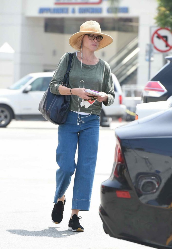 Julie Bowen Was Seen Out in Los Angeles 05/31/2016-1