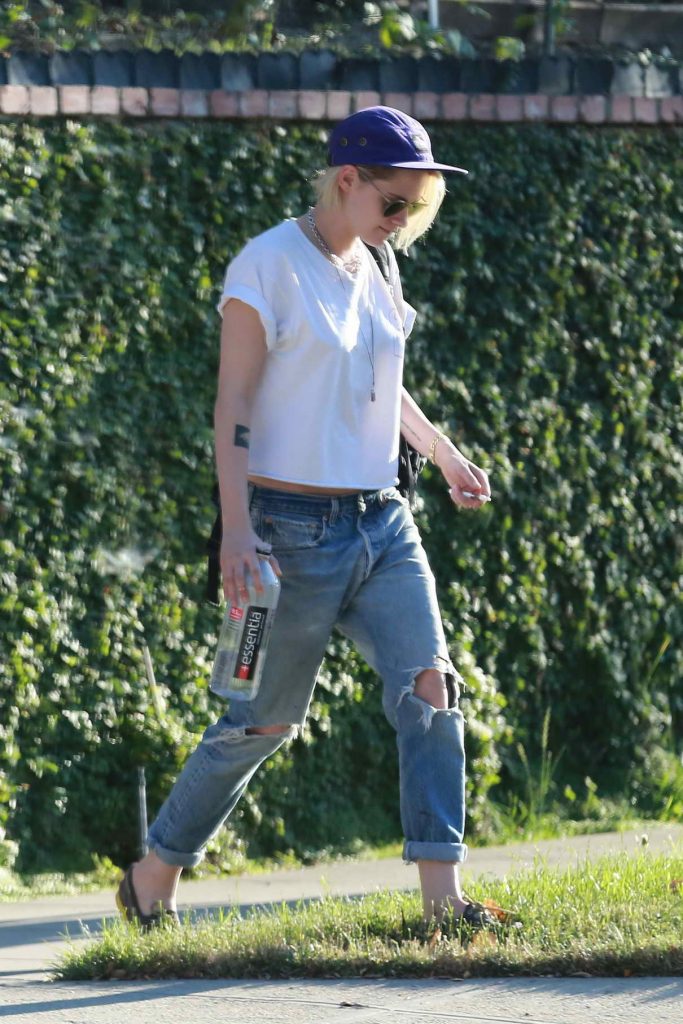 Kristen Stewart Leaves Her Dad's House in West Hollywood 06/19/2016-1