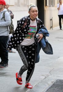 Miley Cyrus Leaves Woody Allen's Office in New York City 06/15/2016-2