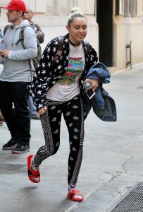 Miley Cyrus Leaves Woody Allen's Office in New York City 06/15/2016-3