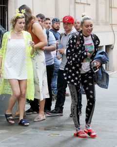 Miley Cyrus Leaves Woody Allen's Office in New York City 06/15/2016-4