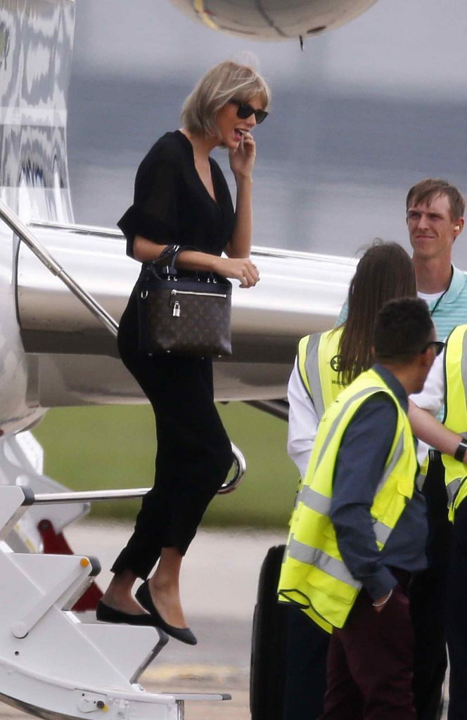 Taylor Swift Arrives at Stansted Airport in England 06/24/2016-1