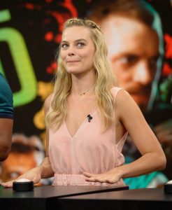 Margot Robbie on the Set of Despierta America in Miami 07/25/2016-5