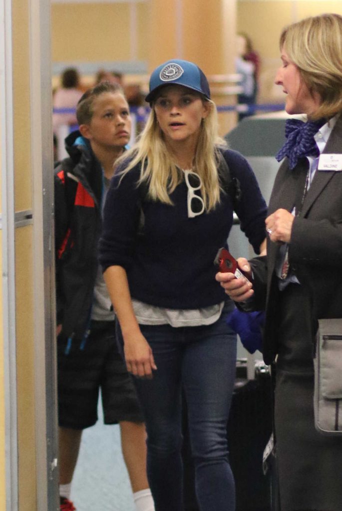 Reese Witherspoon Was Seen at Airport in Vancouver 07/17/2016-1