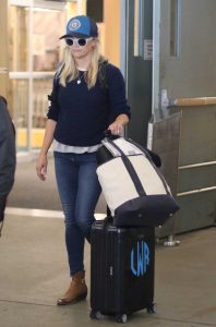 Reese Witherspoon Was Seen at Airport in Vancouver 07/17/2016-2