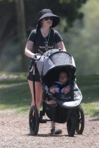 Zooey Deschanel Was Seen With Her Baby in Los Angeles 07/17/2016-4