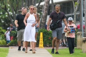 Britney Spears Goes Shopping in Kauai 08/07/2016-5