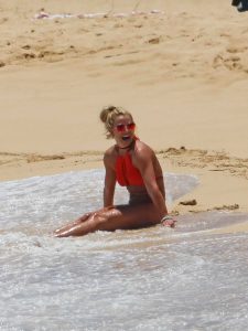 Britney Spears in Bikini at the Beach in Hawaii 08/04/2016-7