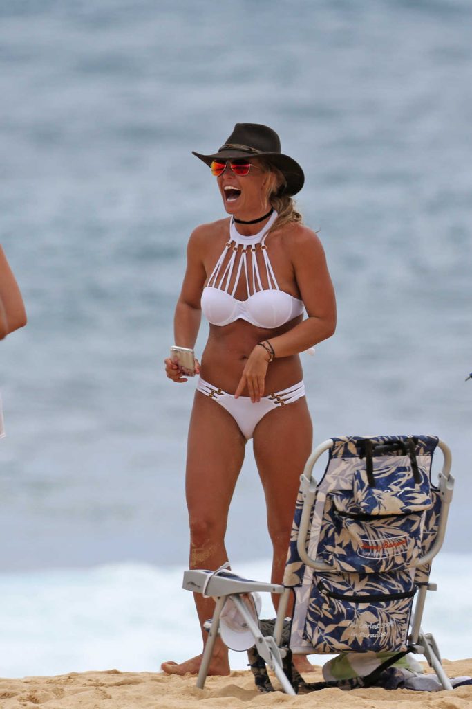 Britney Spears in Bikini at the Beach in Hawaii 08/05/2016-1