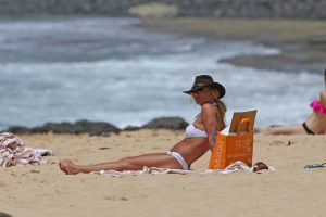 Britney Spears in Bikini at the Beach in Hawaii 08/05/2016-9