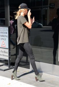 Hailey Baldwin Visits Urth Cafe in Beverly Hills 08/18/2016-3