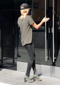 Hailey Baldwin Visits Urth Cafe in Beverly Hills 08/18/2016-5