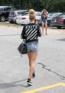 Hailey Baldwin Was Seen Out in Hamptons, NY 08/26/2016-3