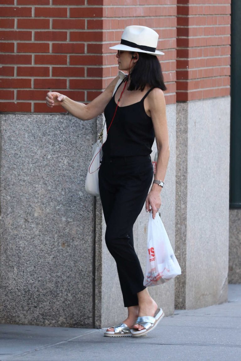 Julianna Margulies Walks Back to Her Home in NYC 08/18/2016 – LACELEBS.CO