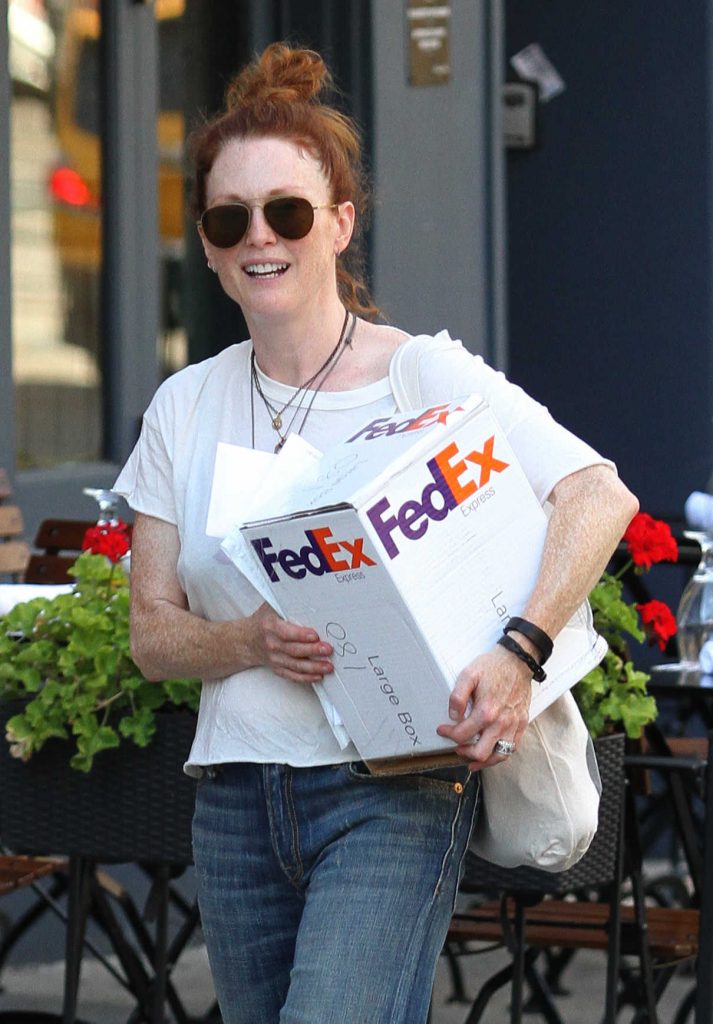 Julianne Moore With a FedEx Package in Manhattan's West Village 08/30/2016-1