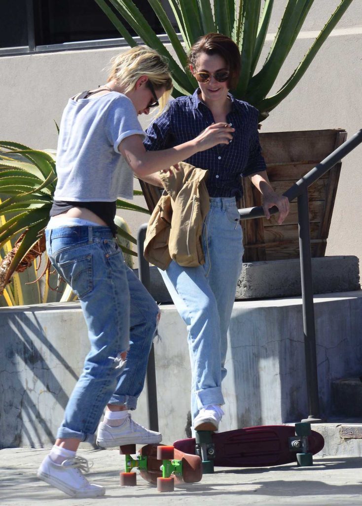 Kristen Stewart Was Seen Out in Los Angeles With Her Friends 08/18/2016-1