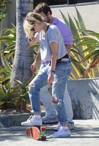 Kristen Stewart Was Seen Out in Los Angeles With Her Friends 08/18/2016-2