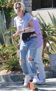 Kristen Stewart Was Seen Out in Los Angeles With Her Friends 08/18/2016-4