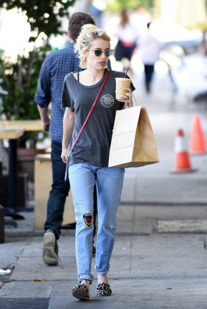 Emma Roberts Has a Some Breakfast at the Larchmont Village in Los Angeles 09/21/2016-1