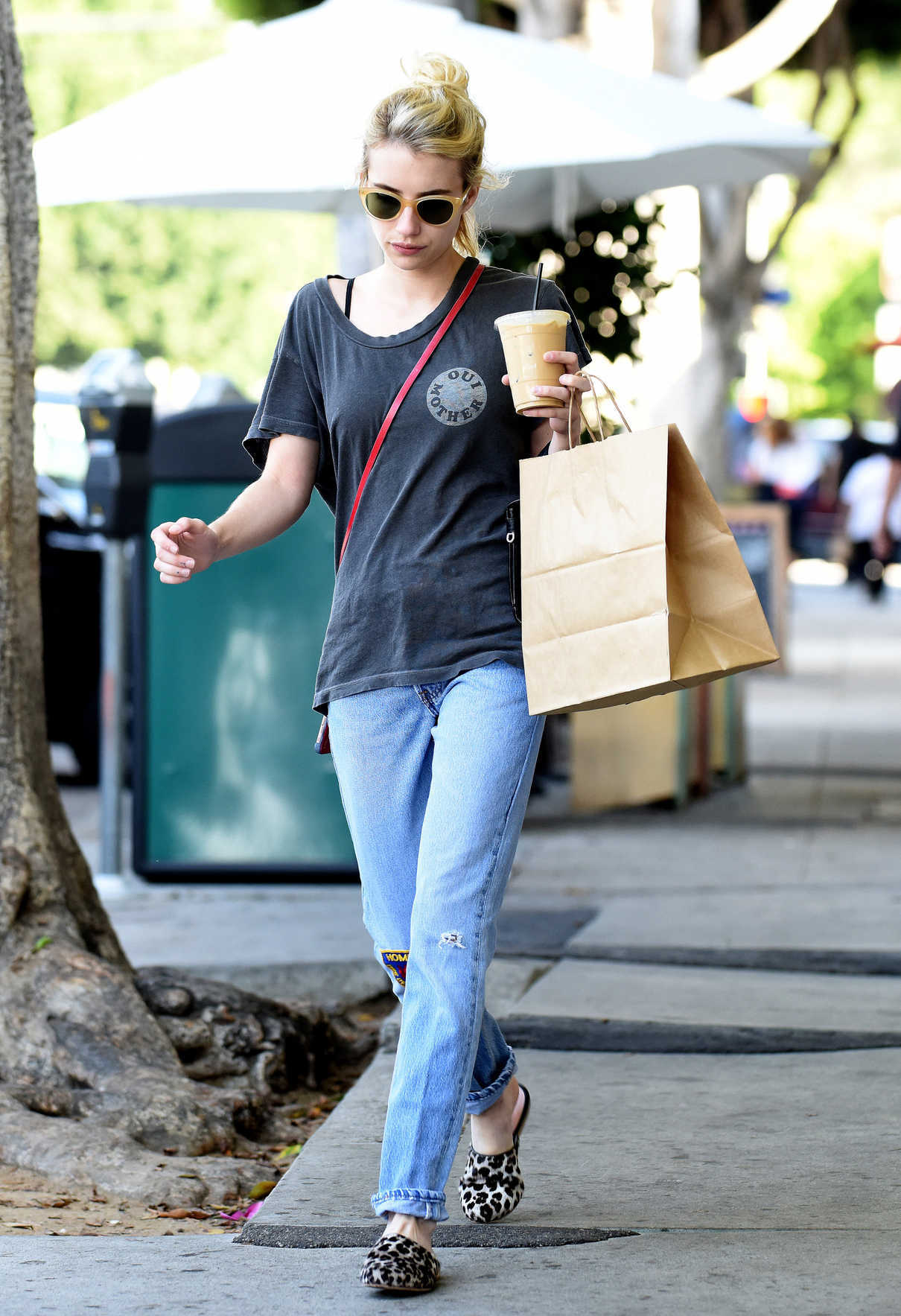 Emma Roberts Has a Some Breakfast at the Larchmont Village in Los Angeles 09/21/2016-3