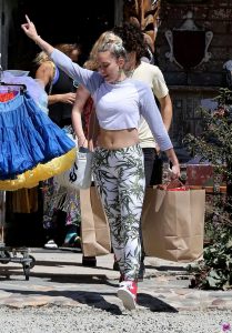 Miley Cyrus Goes Shopping in Los Angeles 09/09/2016-2