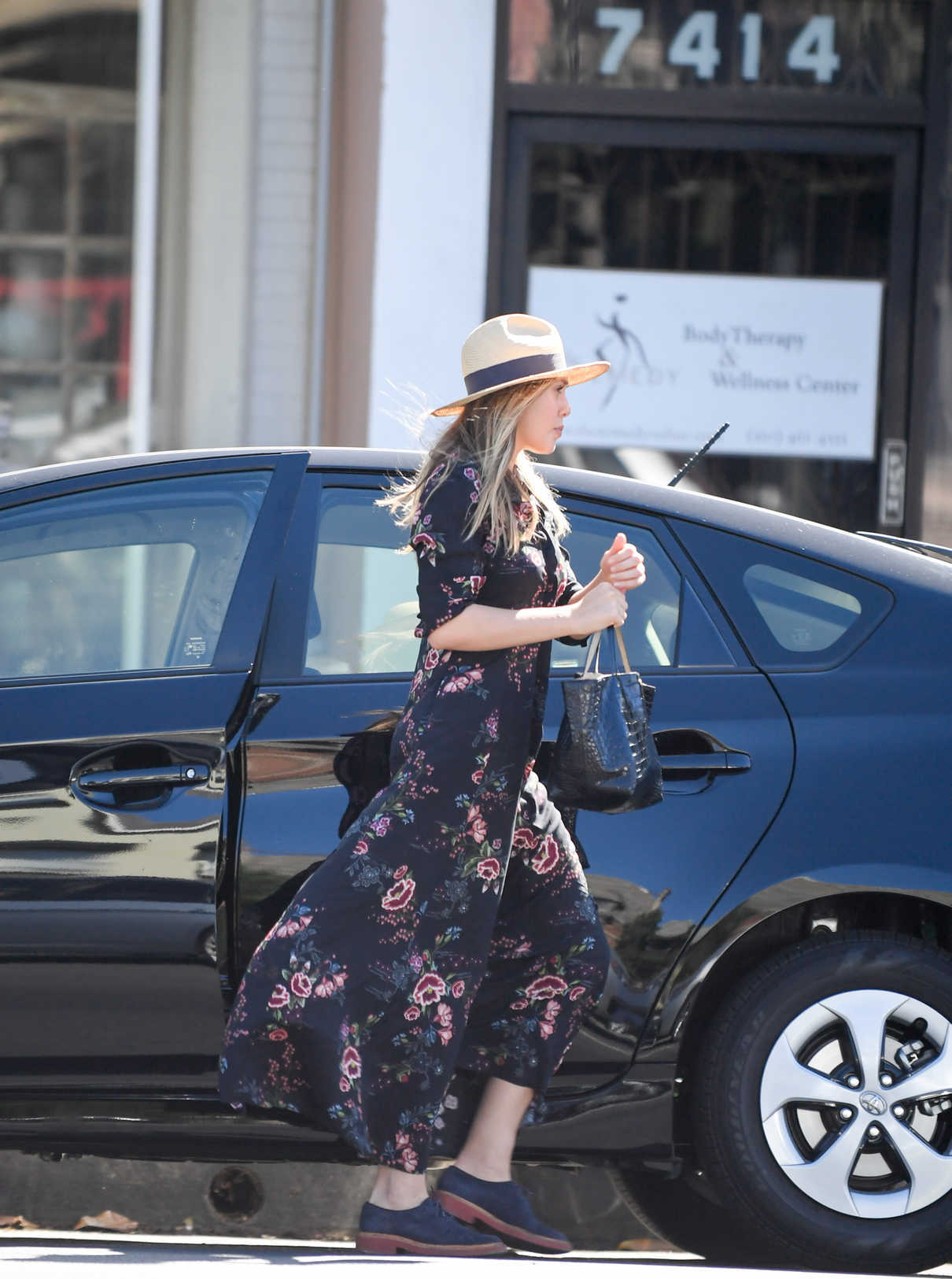 Elizabeth Olsen Goes Shopping in Los Angeles 10/09/2016-5