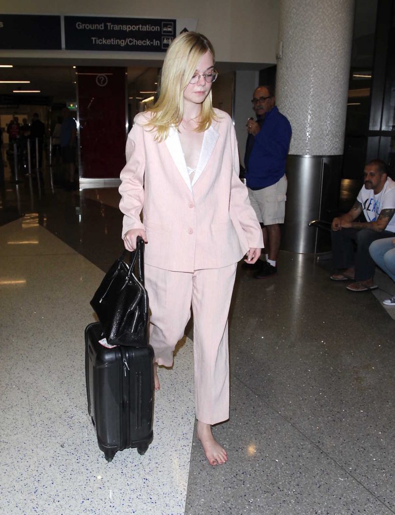 Elle Fanning Was Seen at LAX Airport in Los Angeles 10/11/2016-1