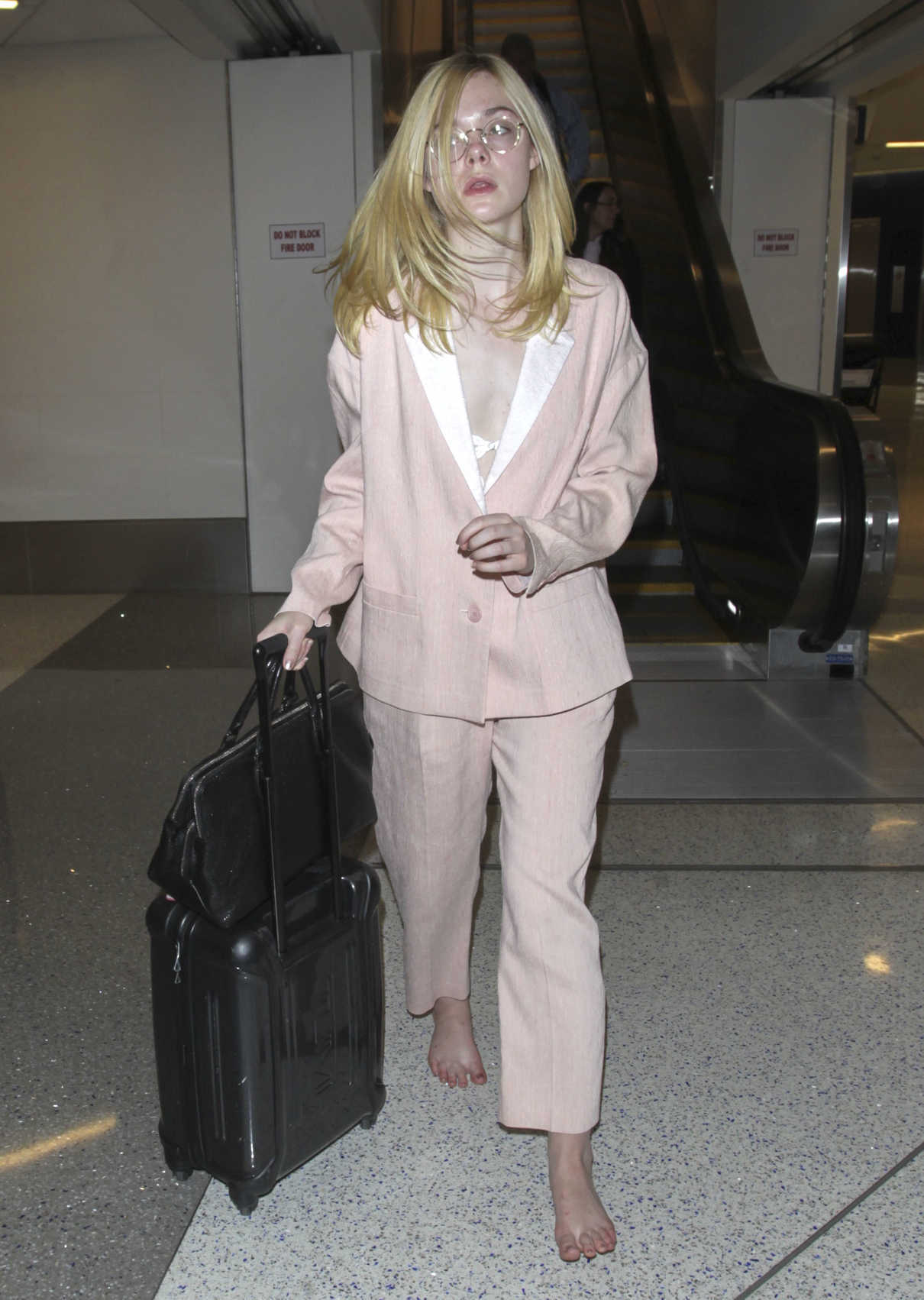 Elle Fanning Was Seen at LAX Airport in Los Angeles 10/11/2016-2
