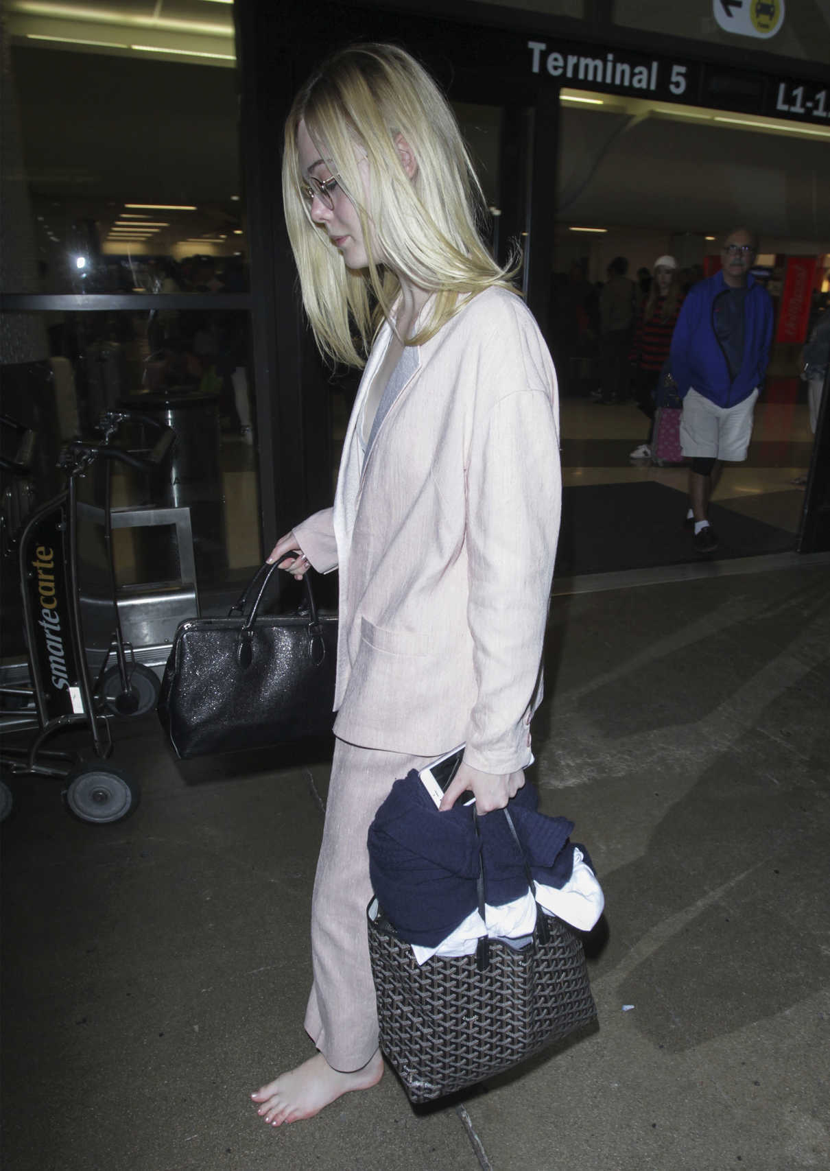 Elle Fanning Was Seen at LAX Airport in Los Angeles 10/11/2016-3