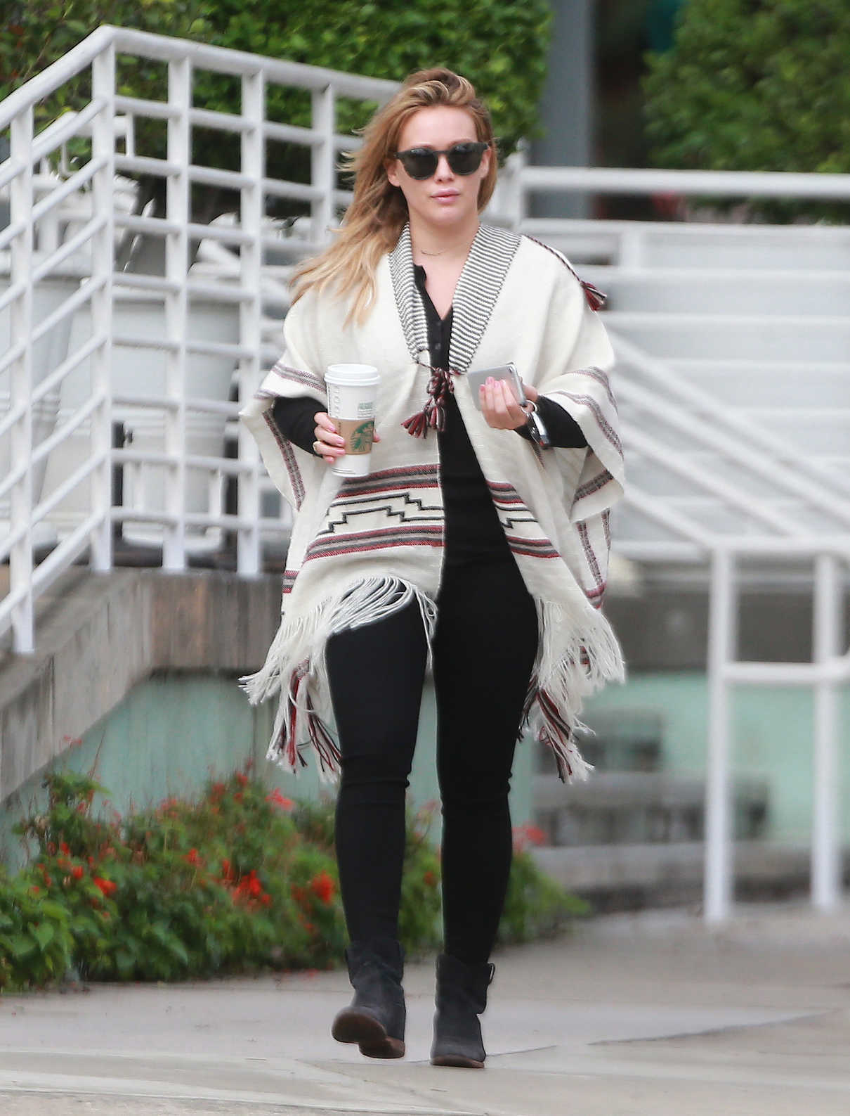 Hilary Duff Gets Her Morning Coffee in Studio City 10/17/2016-4