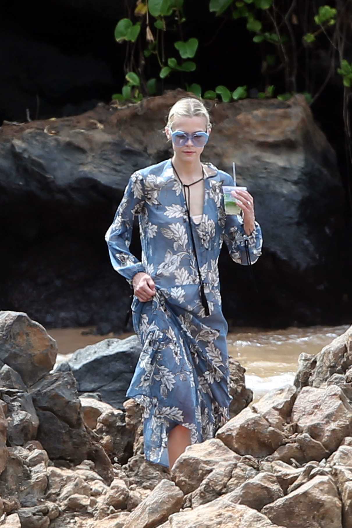 Jaime King Was Seen at the Beach in Maui 10/27/2016-5