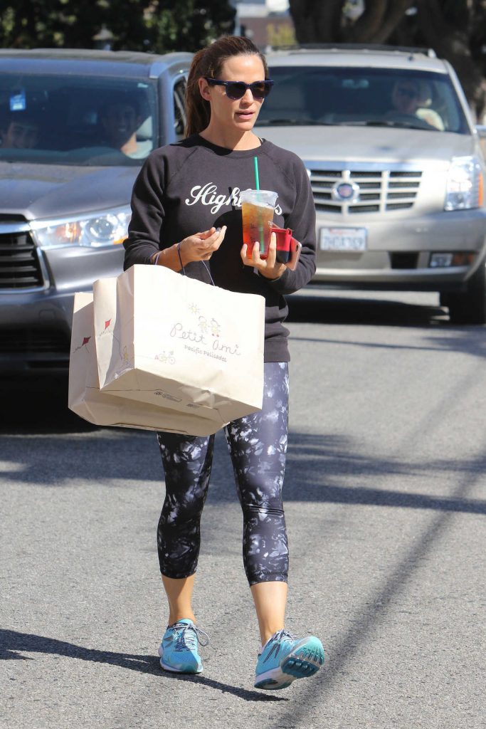 Jennifer Garner Goes Shopping in Pacific Palisades 10/01/2016-1