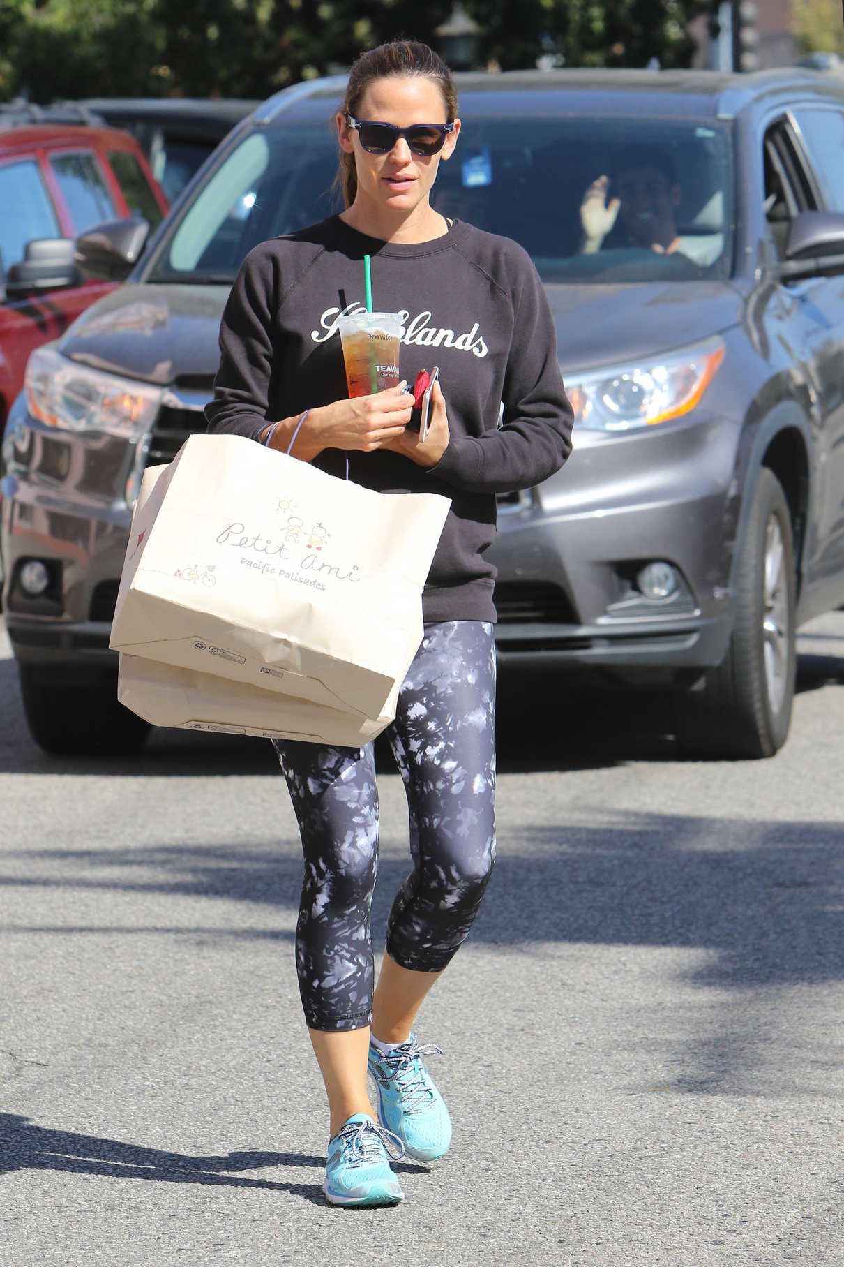 Jennifer Garner Goes Shopping in Pacific Palisades 10/01/2016-2