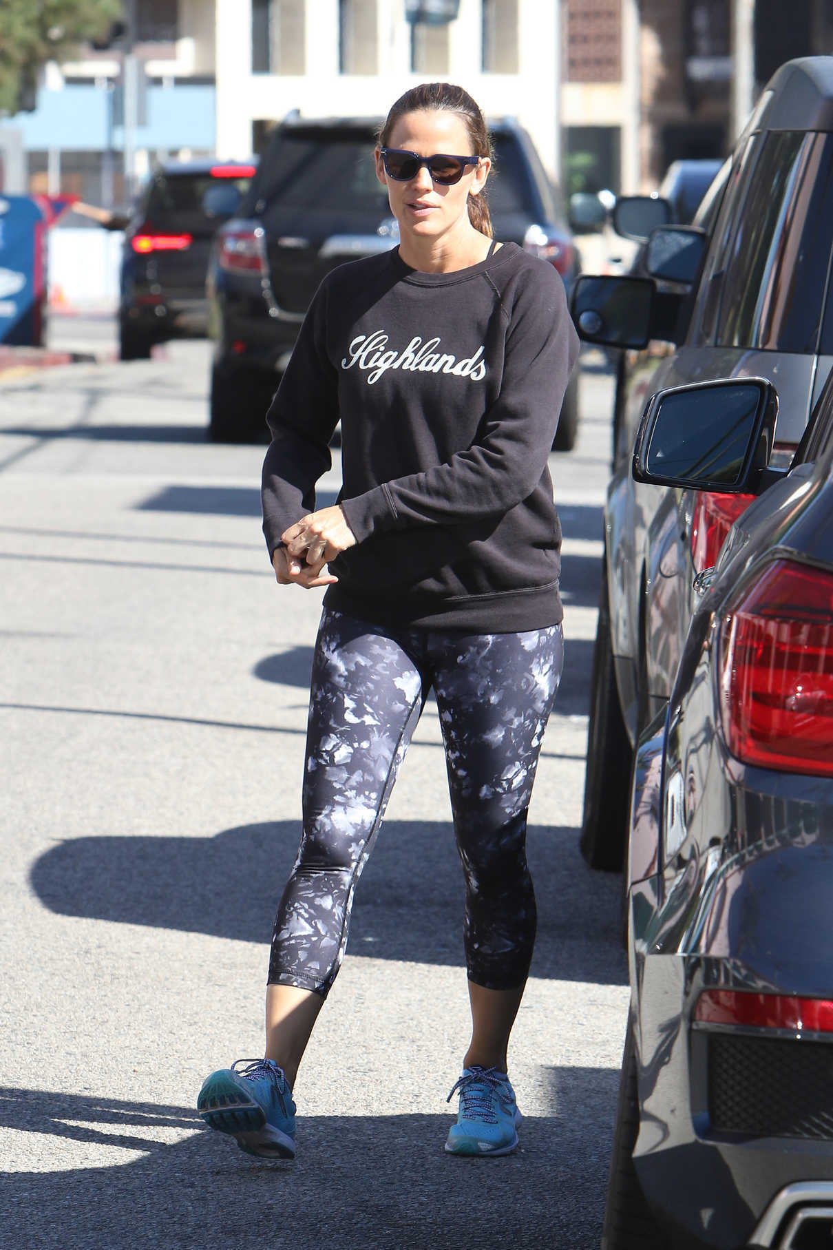 Jennifer Garner Goes Shopping in Pacific Palisades 10/01/2016-5